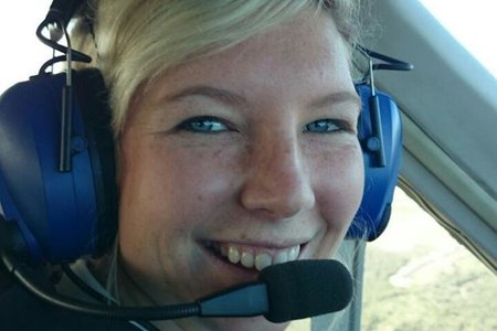 ‘n Trotse Tanya Kleynhans van Pearly Beach sit hier in die stuurkajuit van ‘n vliegtuig. Sy het eers haar Private Pilot Licence (PPL) op 15 April 2012 verwerf en daarna haar Commercial Pilot Licence (CPL) op 22 Mei 2015 - presies 5 jaar en 1 maand na haar pa, Theo Kleynhans, se noodlottige vliegongeluk in ‘n 2-sitplek mikroligte vliegtuig naby Pearly Beach lughawe in 2010. 
